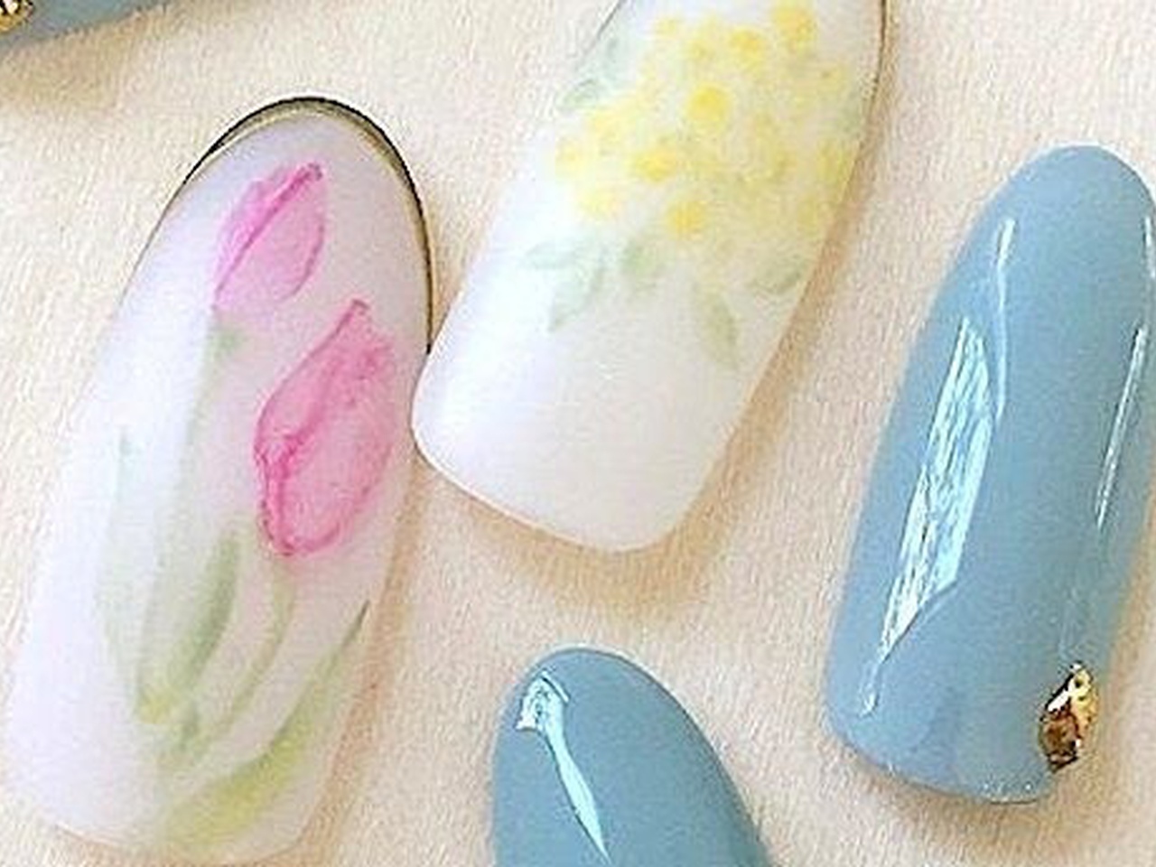 チューリップネイル ふんわりひらりと心をくすぐる春のデザイン