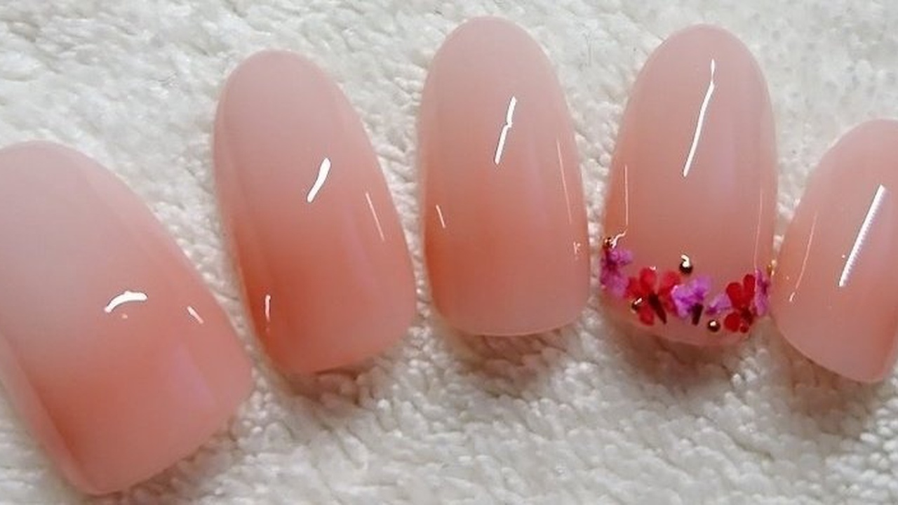 花びらネイルでうるツヤ愛され手元に