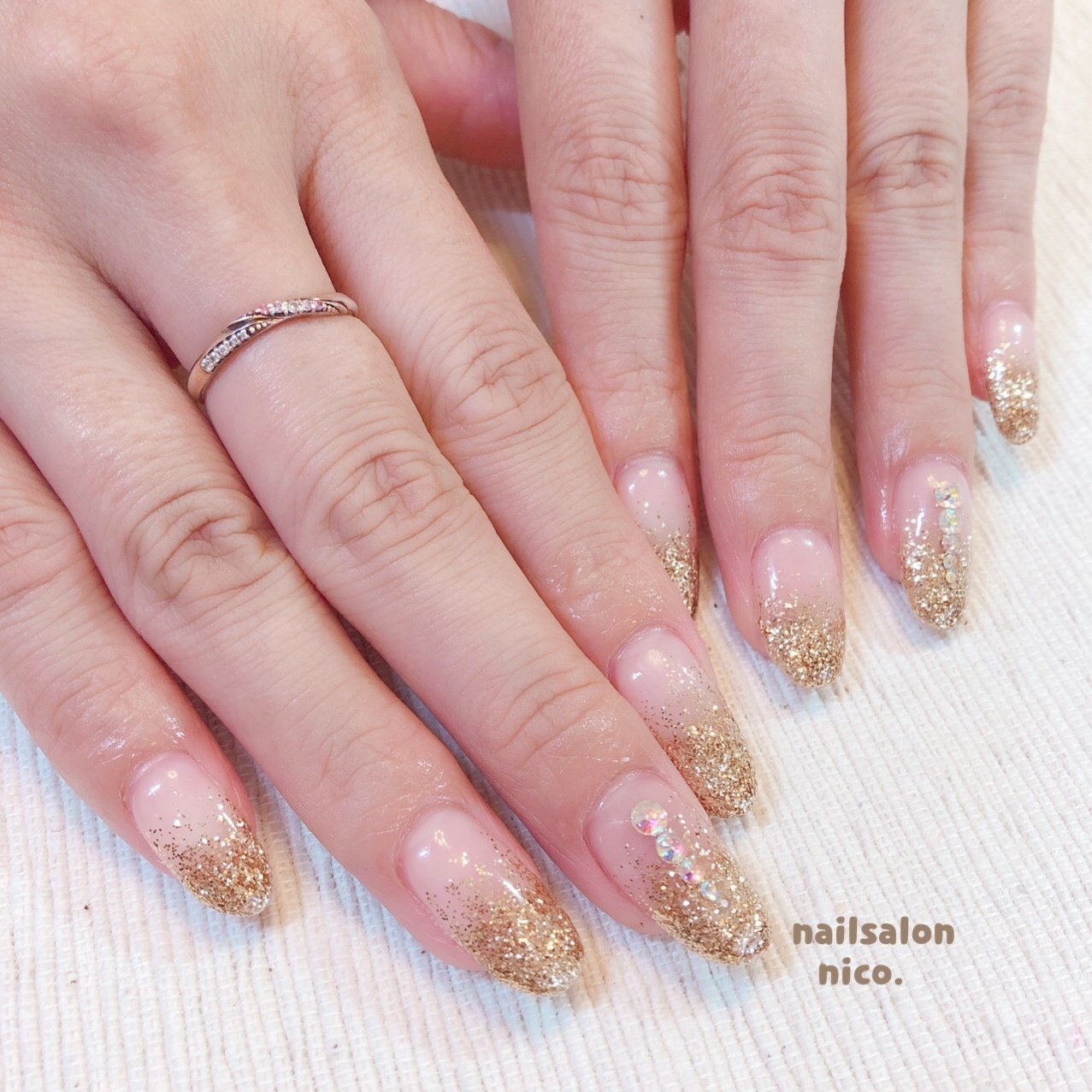 オールシーズン ハンド グラデーション ラメ ゴールド Nailsalon Nico のネイルデザイン No ネイルブック
