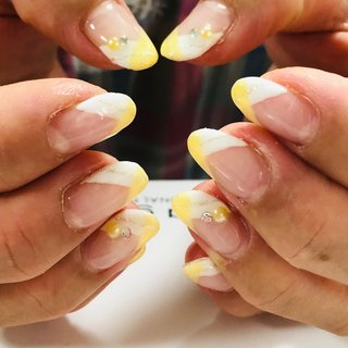 ホワイト#パステルイエロー#変形フレンチ#ライン入り#ビジュー #春 #夏 #梅雨 #七夕 #ハンド #変形フレンチ #ビジュー #ラメ #ミディアム #ホワイト #イエロー #シルバー #ジェルネイル #kkns #ネイルブック