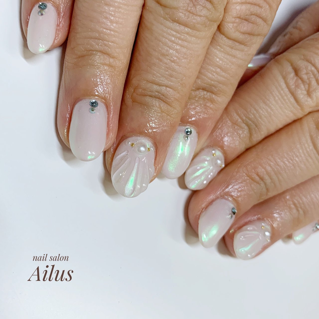 夏 ハンド ラメ シェル ホワイト Nail Salon Ailusのネイルデザイン No ネイルブック