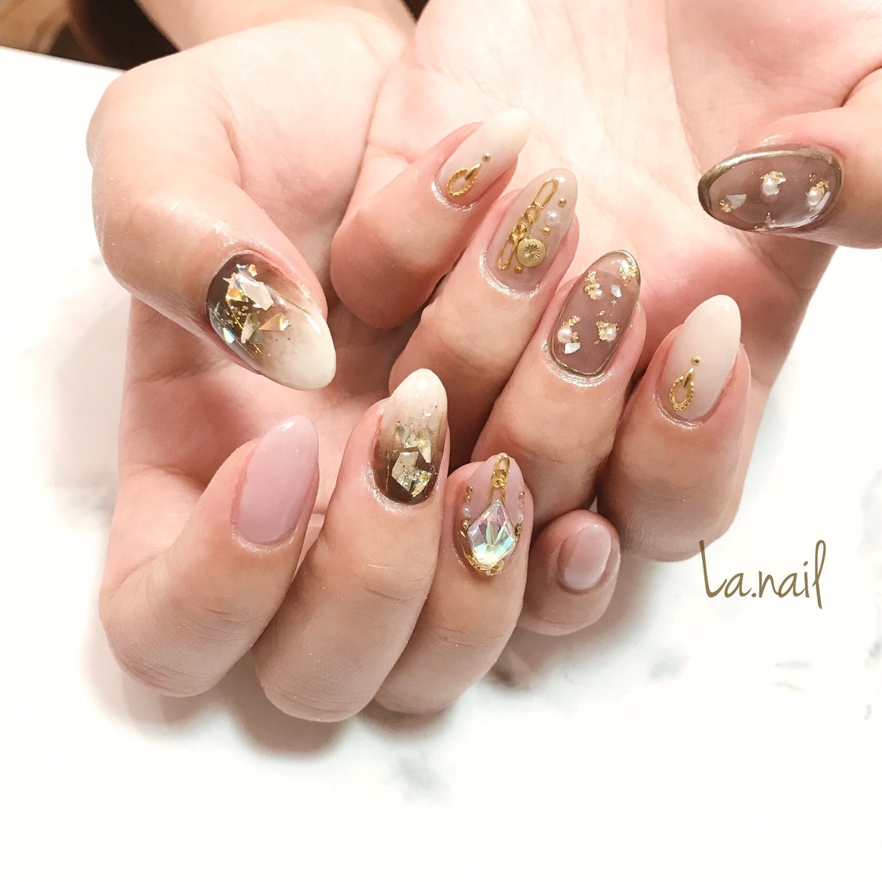 グラデーション ビジュー クリア ピンク ブラウン La Nailのネイルデザイン No ネイルブック