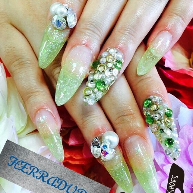 春 デート ハンド グラデーション ビジュー Nailsalonherraduraのネイルデザイン No ネイルブック