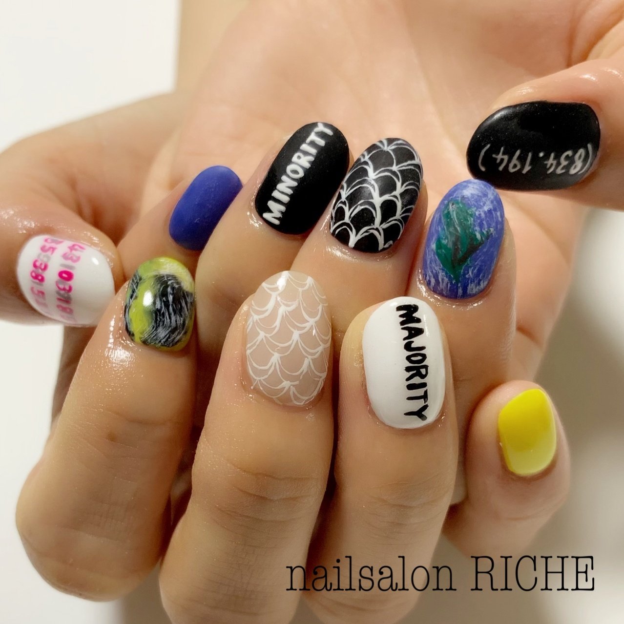 ライブ ハンド ジオメトリック ショート ホワイト Nailsalon Richeのネイルデザイン No ネイルブック