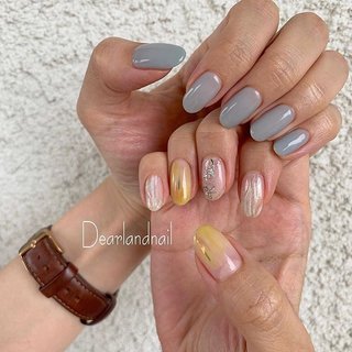baked blue×yellow♡ .
次はピンクにします！
と毎回帰宅されるお客様。
どんどんピンクからかけ離れていきます。笑
好きです、そういうの♡
.
グレーにも見えるぐらいのこのくすみブルー！とっても人気です💐
今回は片手をおまかせ頂いたのでポイントにイエローをご提案させていただきました💛
普段あんまり選ばない色を使うと新鮮な気持ちになれますよっ♪
.
ご予約は... プロフィールのURL 「NAIL BOOKネイルブック」から簡単ネット予約できます🌿 
#dearlandnail #dearland #ohalnail #鈴鹿市ネイルサロン #鈴鹿ネイル #鈴鹿市ネイル #津ネイル #四日市ネイル #亀山ネイル #三重ネイル #三重ネイルサロン #鈴鹿美容室 #鈴鹿美容院 #nail #nails #nailart #nailstagram #instanails #nailpic #nailpics #ニュアンスネイル #ニュアンスネイルデザイン #ニュアンスアート #くすみブルー #おしゃれな人の爪 #おしゃれさんネイル #夏ネイル #夏 #梅雨 #海 #リゾート #ハンド #シンプル #ワンカラー #ニュアンス #ショート #イエロー #水色 #シルバー #ジェルネイル #お客様 #ideal_OHAL #ネイルブック