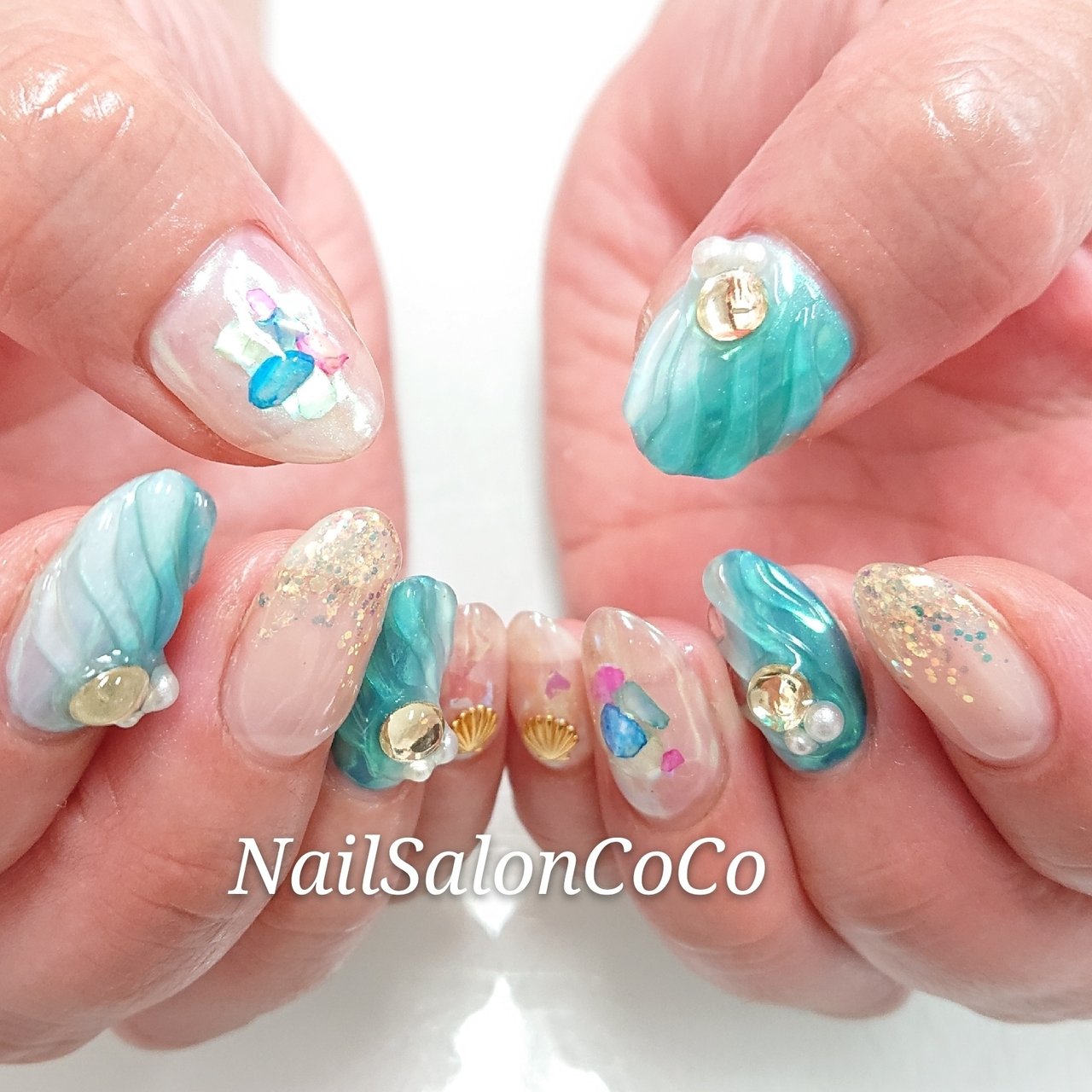 夏 ハンド グラデーション ビジュー シェル Nailsaloncocoのネイルデザイン No ネイルブック