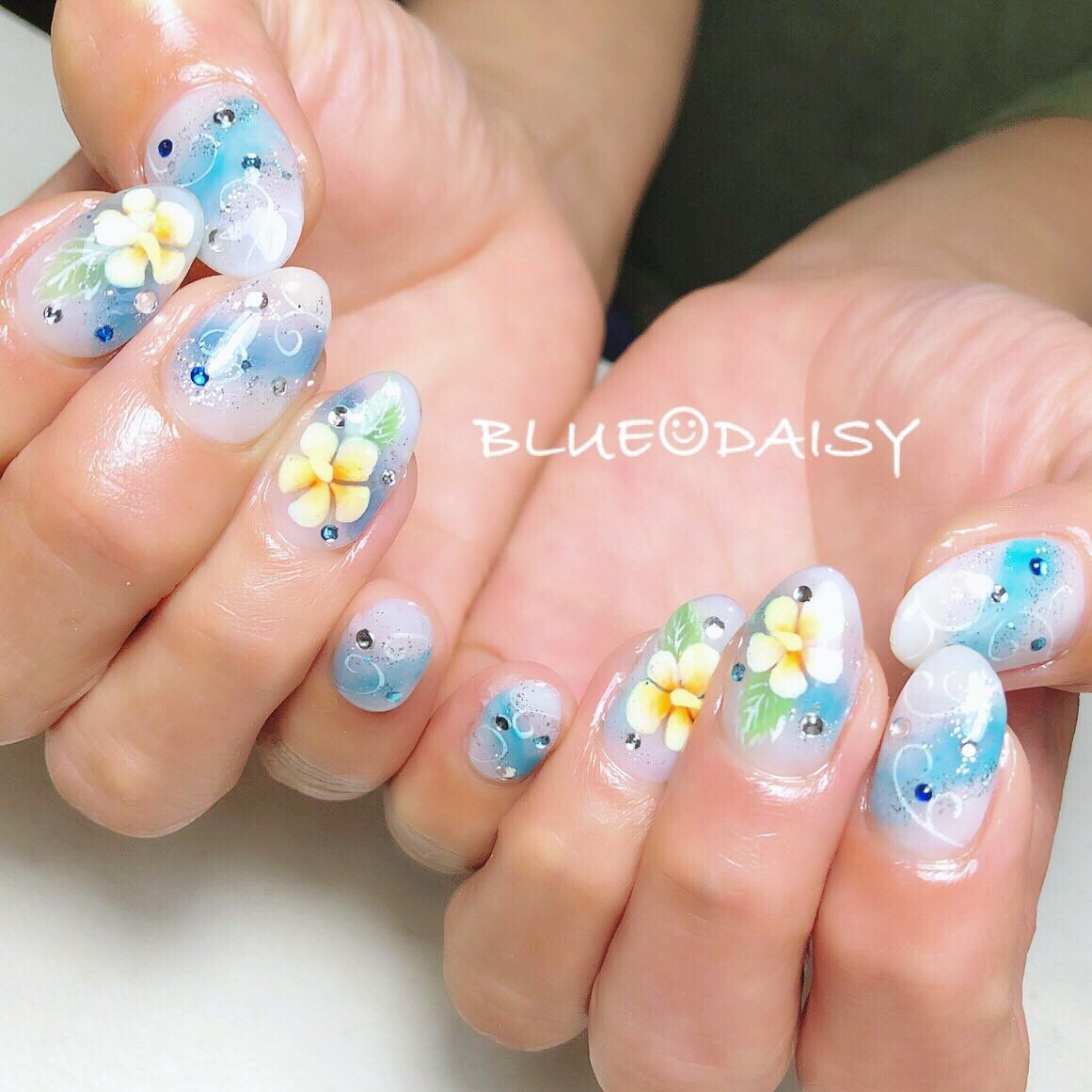 夏 海 リゾート ビジュー フラワー Blue Daisyのネイルデザイン No 4395838 ネイルブック