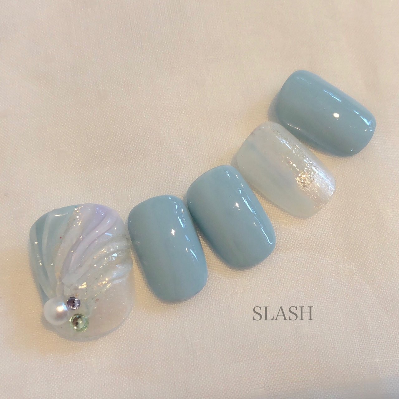 夏 フット ワンカラー 人魚の鱗 ホワイト Slash Nail Tsukiyamaのネイルデザイン No ネイルブック