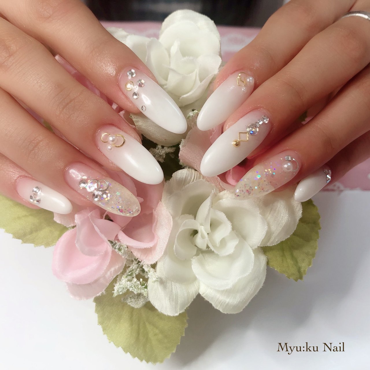 オールシーズン ハンド グラデーション ビジュー ホワイト Myu Ku Nailのネイルデザイン No ネイルブック