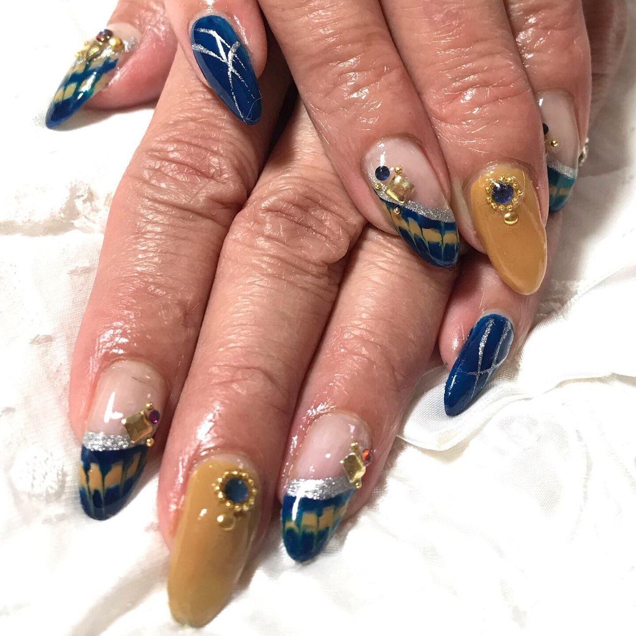 夏 ビジュー ピーコック イエロー ネイビー Reiko Takeuchiのネイルデザイン No ネイルブック