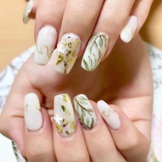 夏ネイル❤️ 葉っぱとゴールドで波を表現されています🥰
大人っぽい夏ネイルですね！ ------------------------------------------
ご予約はこちら！
nail salon Chinon (ネイルサロン シノン)
https://nailbook.jp/nail-salon/22689/ #プリジェル #ジェルネイル #jelnail #nail #nailbook #ネイルブック公式サロン #京都ネイルサロン #伏見区ネイルサロン #羽束師ネイルサロン #長岡京ネイルサロン #向日市ネイルサロン #お子様連れok #夏ネイル2019 
#アイボリー #葉っぱネイル #波模様 #海ネイル #リゾートネイル #綺麗目ネイル #大人ネイル #夏 #海 #リゾート #ハンド #エスニック #ボタニカル #ミディアム #ホワイト #ベージュ #ジェルネイル #お客様 #reipyoko #ネイルブック