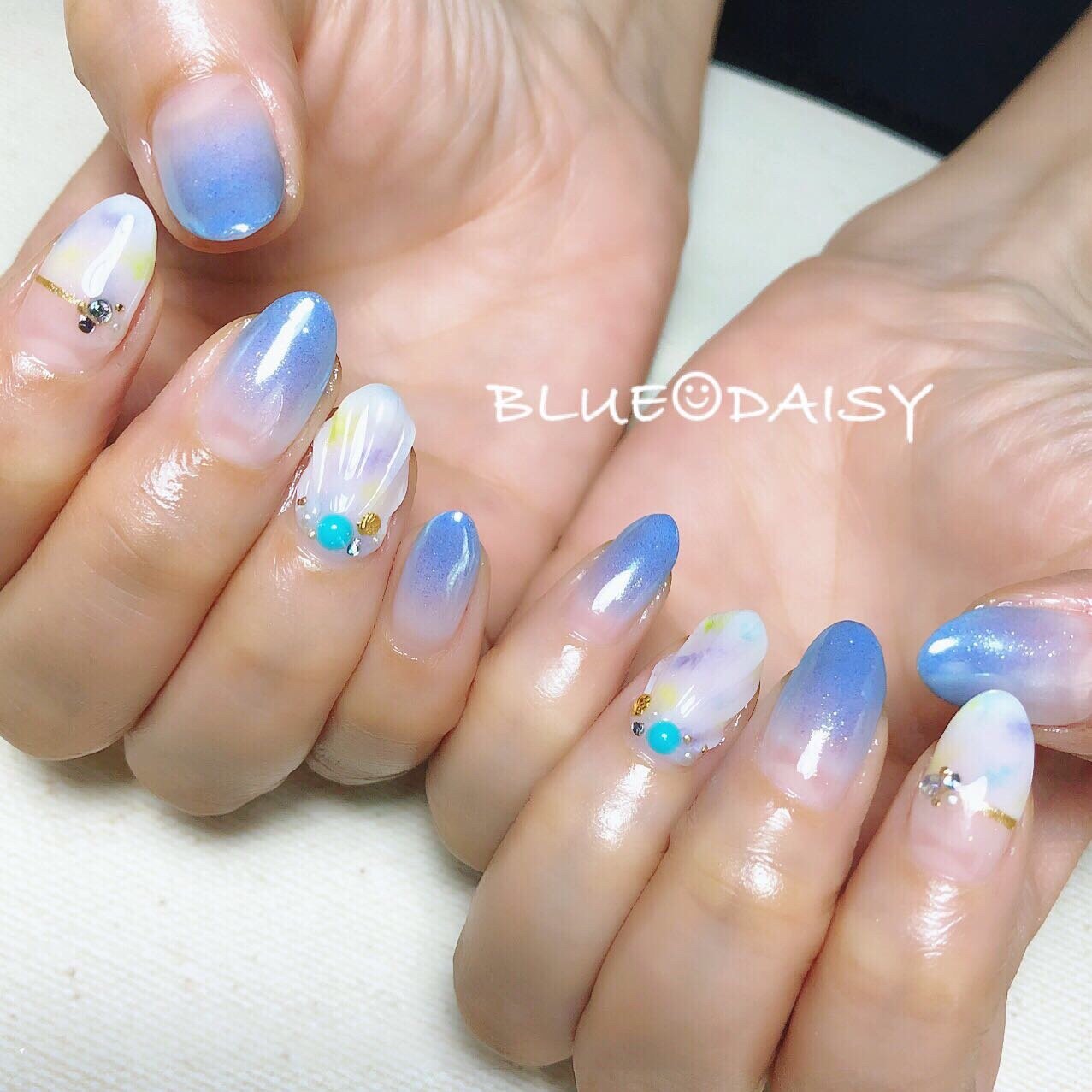 夏 海 リゾート フレンチ グラデーション Blue Daisyのネイルデザイン No ネイルブック