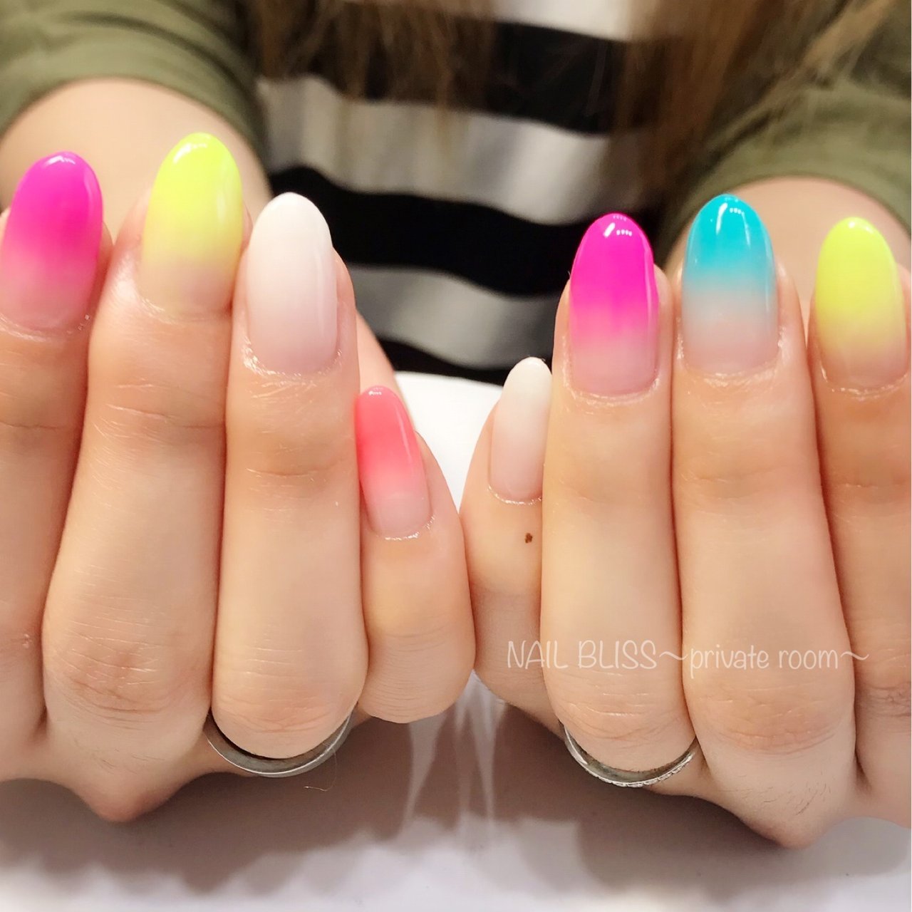 夏 オールシーズン グラデーション ネオンカラー ジェル Nail Bliss Private Room のネイルデザイン No ネイルブック