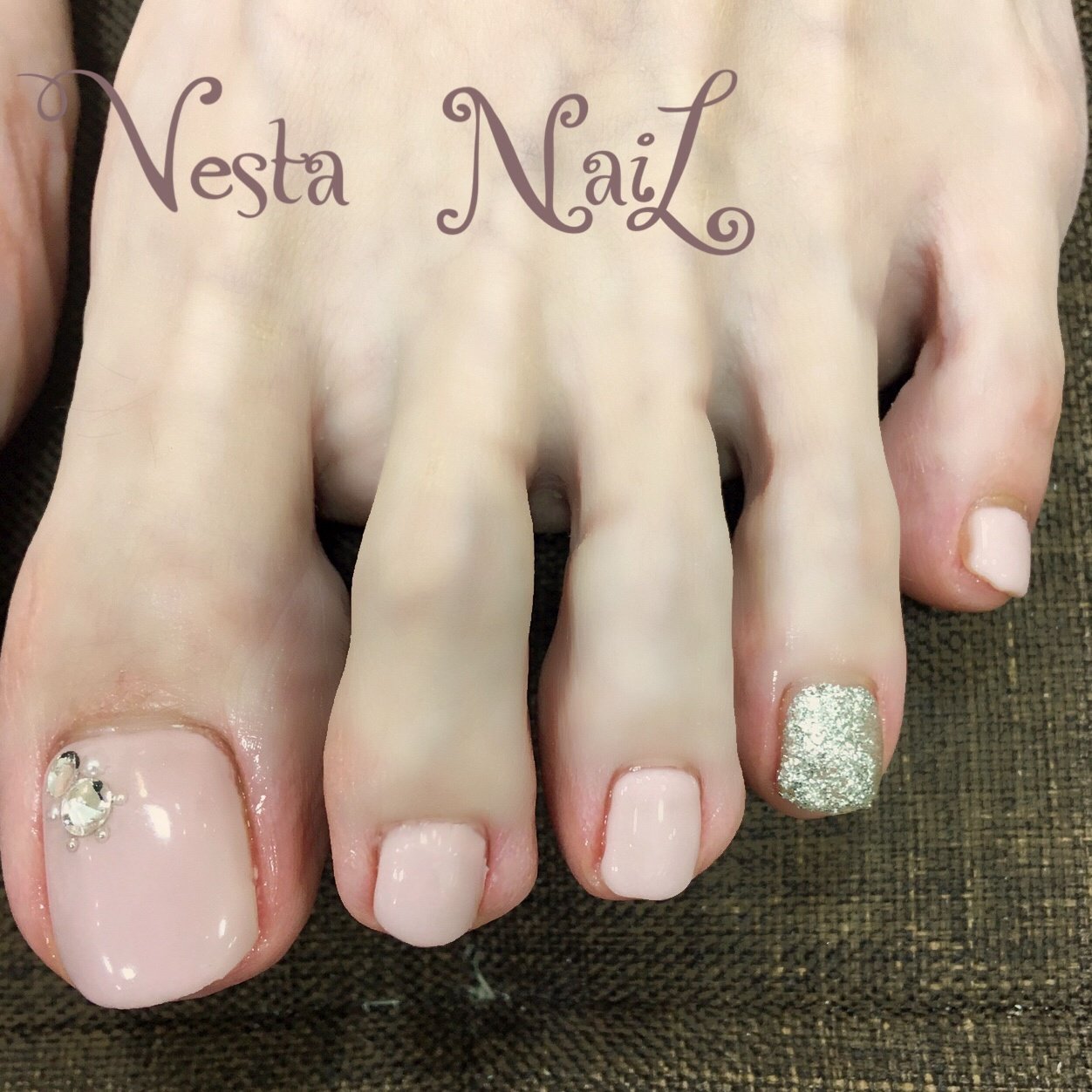 オールシーズン フット シンプル ラメ ビジュー Vesta Nailのネイルデザイン No 4420749 ネイルブック