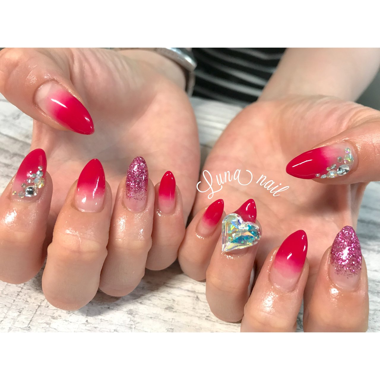 ハンド グラデーション ビジュー ピンク レッド Luna Nail Aiko のネイルデザイン No ネイルブック