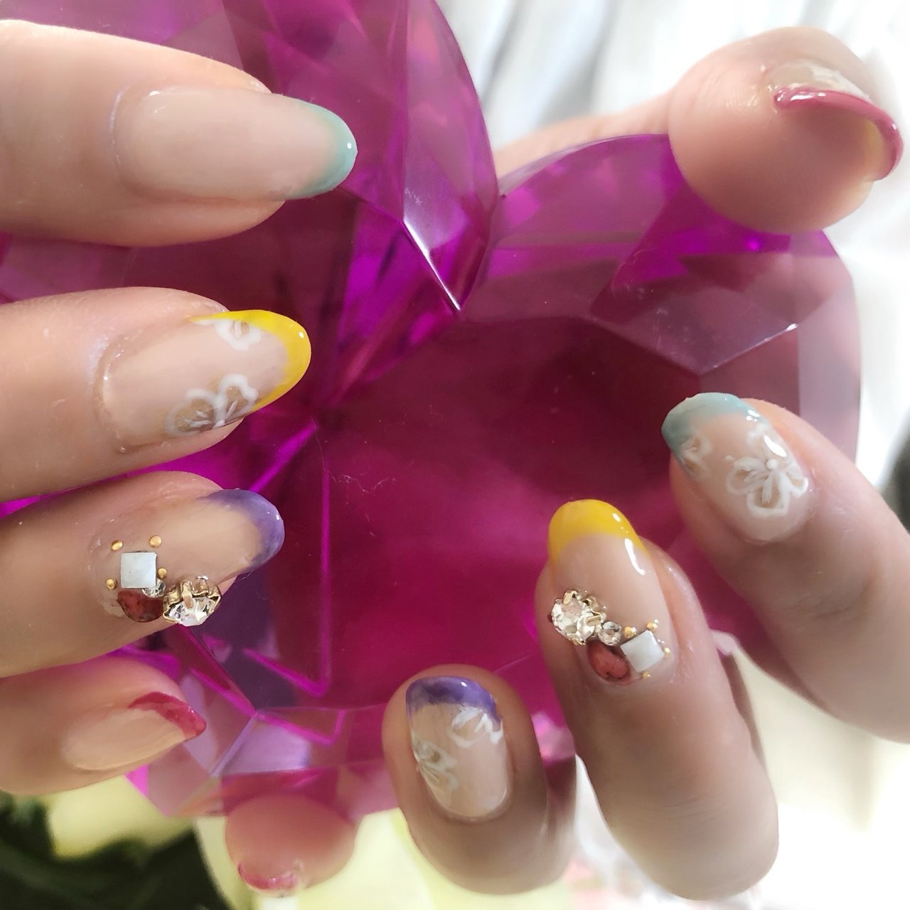 夏 ハンド フレンチ ビジュー ミディアム N Colorsのネイルデザイン No ネイルブック