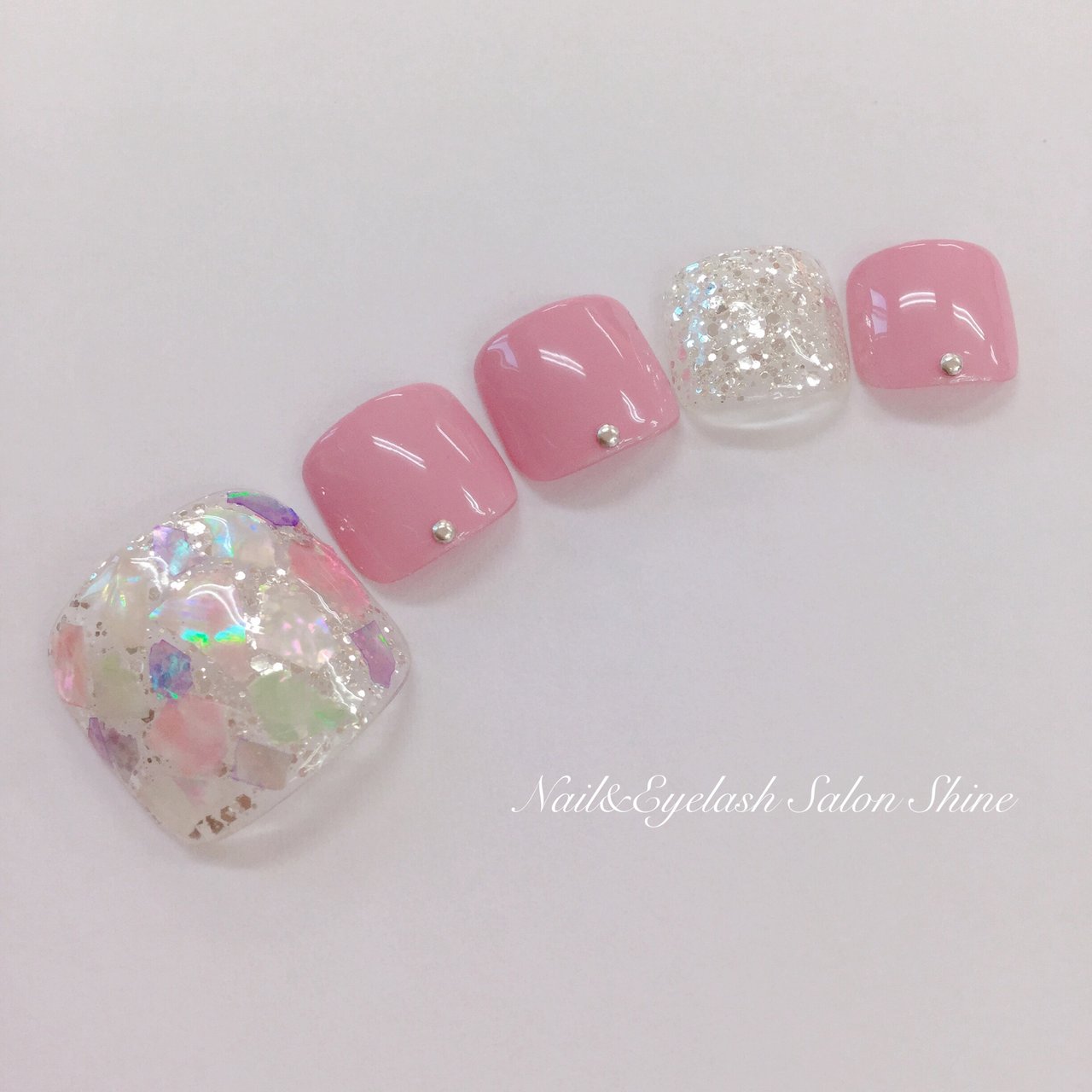 夏 フット ラメ ワンカラー シェル Nail Eyelash Salon Shineのネイルデザイン No 4432630 ネイルブック