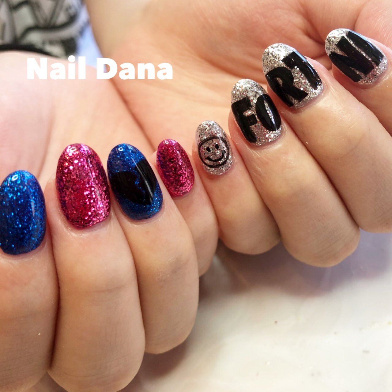 ハンド ラメ イニシャル 痛ネイル キャラクター Nail Danaのネイルデザイン No ネイルブック