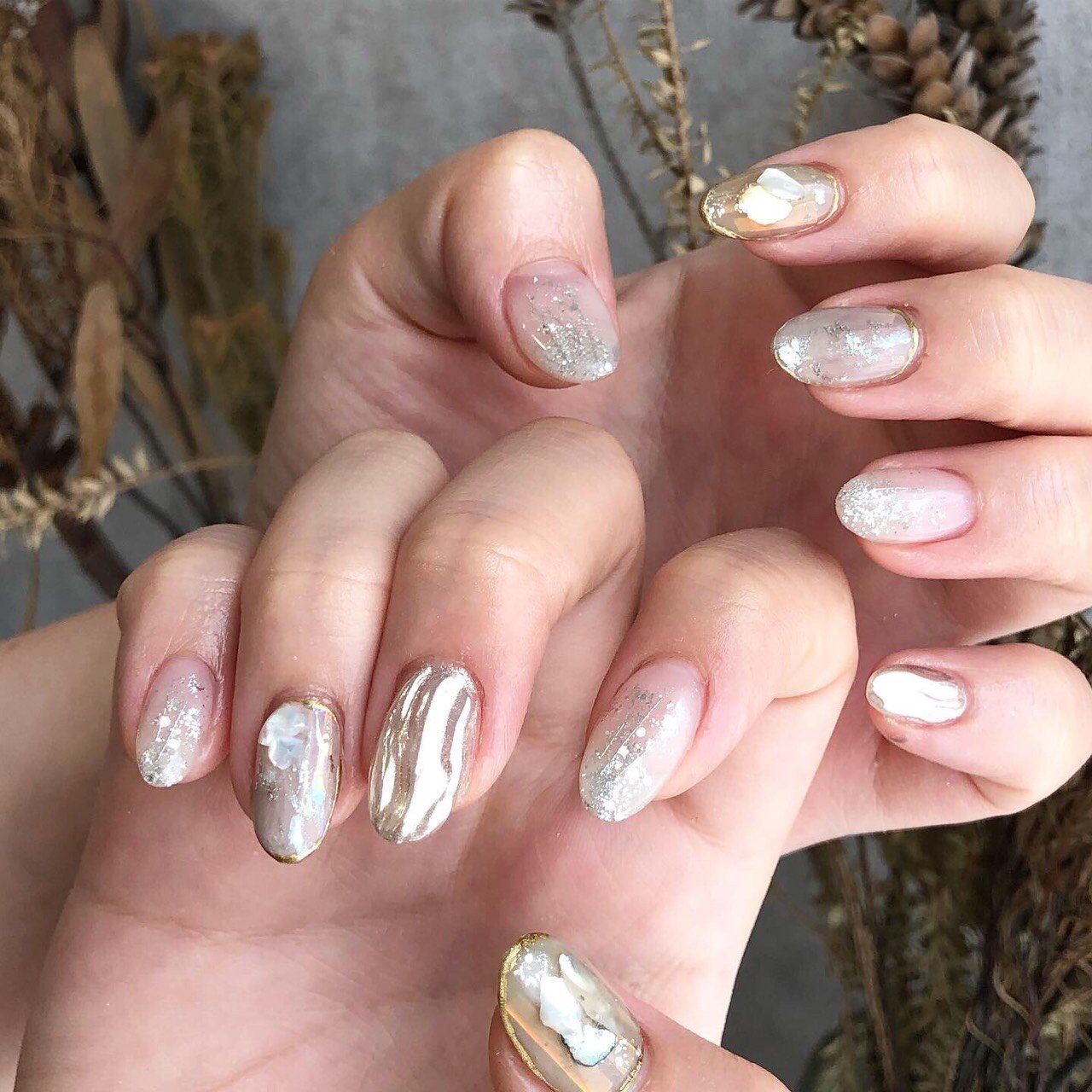 オールシーズン ハンド ニュアンス ミディアム グレージュ Hearty Nailのネイルデザイン No ネイルブック