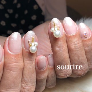 70代のお客様⸜✧︎ 
私とおそろいのパールデザインをオーダー頂きました⸜❤︎⸝‍







#70代のお客様 #パール #ビジューネイル #グラデーション #sourire #夏 #オールシーズン #オフィス #パーティー #ハンド #シンプル #グラデーション #ビジュー #ラメ #パール #ミディアム #ホワイト #ベージュ #ゴールド #ジェルネイル #お客様 #sourire #ネイルブック