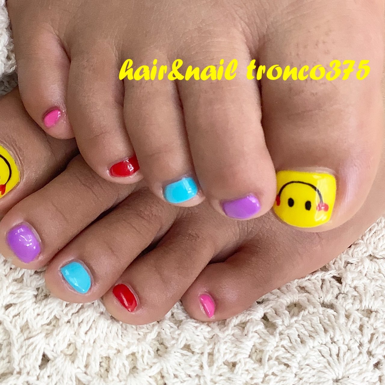 フット ワンカラー ピンク イエロー ターコイズ Hair Nailtronco田島美奈子のネイルデザイン No ネイルブック