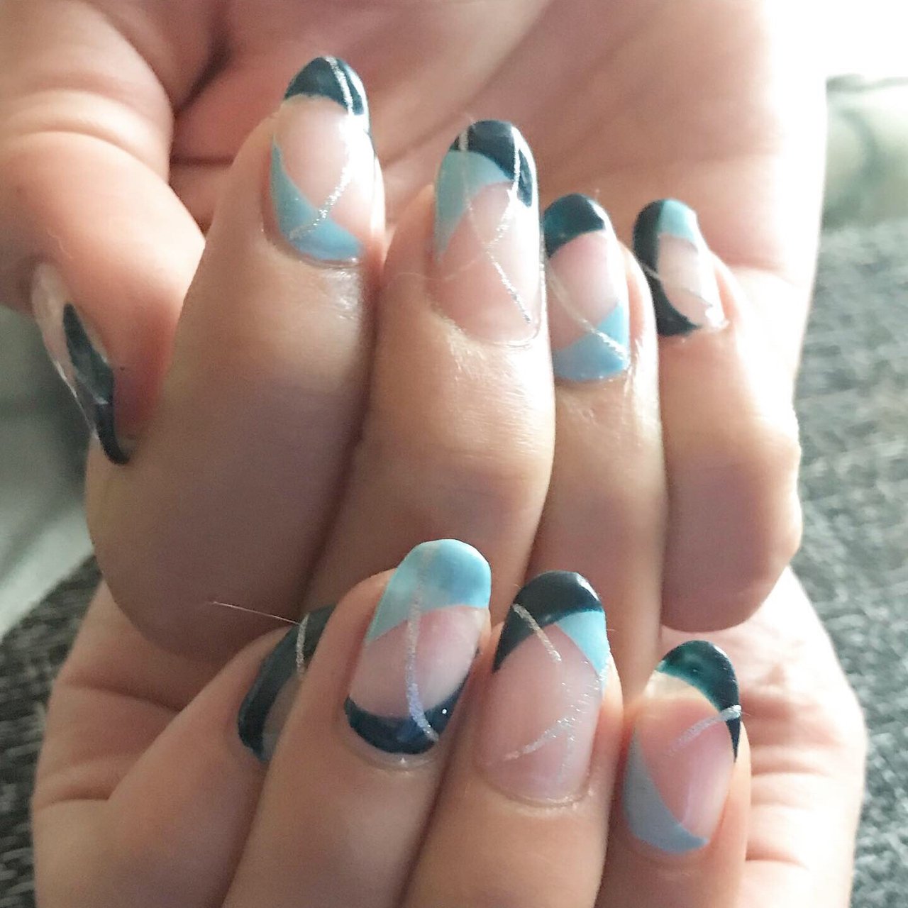 夏 変形フレンチ ラメ 水色 ネイビー Reiko Takeuchiのネイルデザイン No ネイルブック