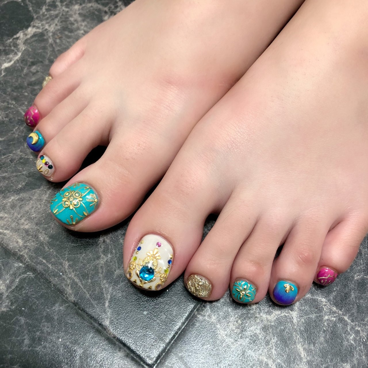 オールシーズン フット エスニック ショート ベージュ Nailsalon R大須賀真弓のネイルデザイン No ネイルブック