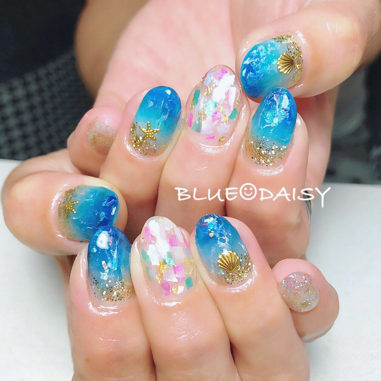 夏 海 リゾート グラデーション ラメ Blue Daisyのネイルデザイン No ネイルブック