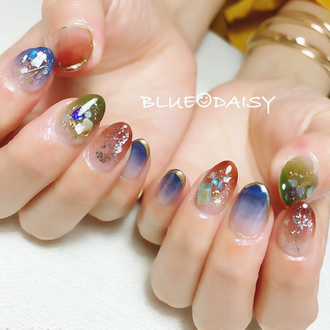 夏 オールシーズン グラデーション ラメ シェル Blue Daisyのネイルデザイン No ネイルブック
