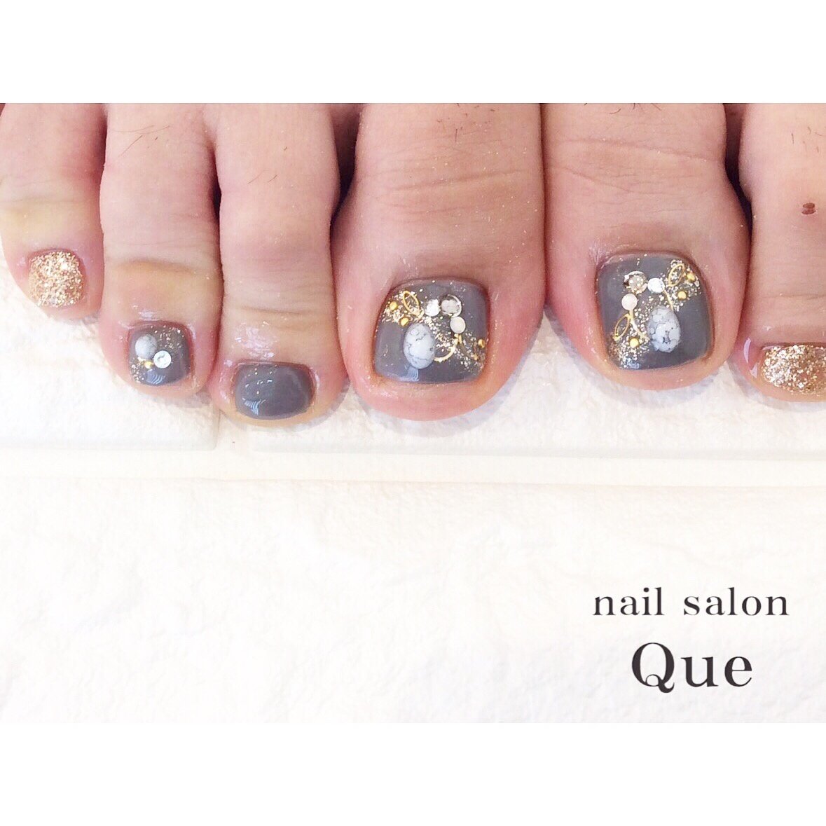 オールシーズン フット グレージュ グレー ゴールド Nailsalonqueのネイルデザイン No ネイルブック