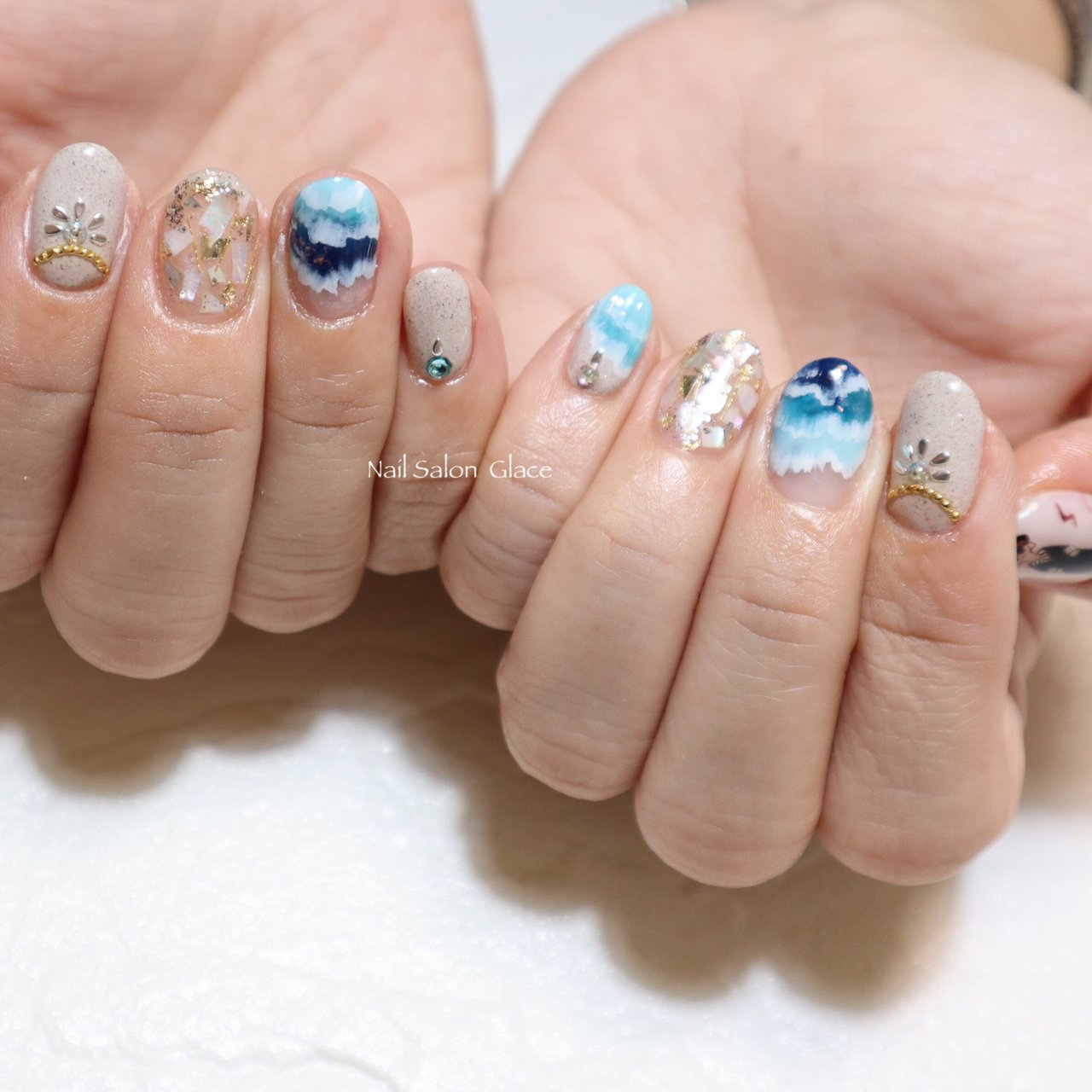 夏 ハンド ニュアンス ベージュ 水色 Nail Salon Glaceのネイルデザイン No ネイルブック