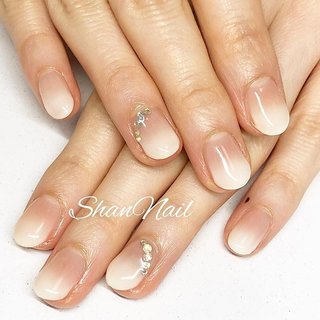 #白グラデーションネイル .
#シンプルネイル#shannail#京都市南区#西大路ネイル#自宅ネイルサロン#ネイルブック搭載店#お気軽にお問い合わせ下さい #オールシーズン #オフィス #ブライダル #パーティー #グラデーション #ビジュー #ホワイト #お客様 #シャンネイル #ネイルブック