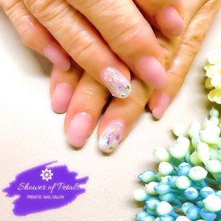 本日のお客様ネイル✨ シアーなベージュピンクのカラーグラデーションにシルバーラメで細フレンチと白グラデにピンクやパープルのシェルを散りばめてアクセントにパールやペリドットのスワロフスキーを更に追加♪

お客様オリジナルのデザインをオーダーいただきました✨
肌馴染みの良い色合いにキラキラ感をプラスして、とても上品でお似合いでした♪

当店ではサンディング不要のジェルとして今大人気のパラジェルも取り扱っております。

通常のベースジェルから10本¥500(税抜)でパラジェルベースジェルに変更可能です♪

ご予約のお問い合わせはホームページ: http://showerofpetals.com
のお問い合わせフォーム、またはEmail: info@showerofpetals.comより随時受け付けておりますのでお気軽にお問い合わせください。

８月のプレゼントキャンペーン！！
８月中にご来店してくださったお客様にスパリチュアルのインフィニトリーラヴィング ボディーローション（サンプル品）をプレゼント🎁✨ チャイニーズジャスミンの香りはほんのり甘くてフローラル♪
世界5ッ星ホテルのスパでも愛用されているスパリチュアル ブランドならではの自然で贅沢な香りに心も身体も癒されます✨

８月のキャンペーン

ご好評につき！！
フット定額デザイン全コースを通常価格よりも¥1000 オフ継続決定です〜😊❤️ 更にご要望の多かった足裏角質ケアをフット定額メニューとご一緒にご予約いただいたお客様にはセット足裏角質ケア 通常¥25000(税抜)→¥1500(税抜)に割引しちゃいます♪

ツルツルフットで真夏の素足に自信が持てる？！ 是非この機会にお試しください♪

ご予約、お問い合わせはホームページより承っております。
ネイルブックからもご予約いただけるようになりました♪
クレジットカード使えるようになりました♪(VISA, Master Cardのみ)

#お気軽にお問い合わせ下さい #ジェル #ネイル #パラジェル #スパリチュアル #エアジェル #ニュアンス #大人 #可愛い #駅近 #大田区 #大森 #平和島 #落ち着く #プライベートサロン #キャンペーン #オールシーズン #ニュアンス #フラワー #クーポン #衛生管理士 #gelnails #naildesign #handpainting #paragel #airgel #sparitual #privatenailsalon #campaign #coupon #japannail #オールシーズン #パーティー #デート #女子会 #ハンド #グラデーション #ラメ #シェル #パール #ホワイト #ベージュ #ピンク #ジェルネイル #お客様 #Hitomi.T #ネイルブック