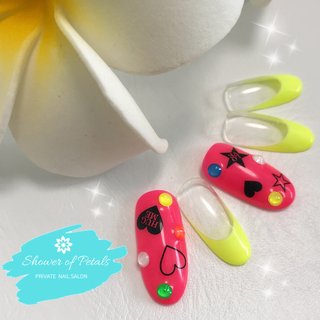 ネオンカラーのフレンチとハートやスターを散りばめたデザインがPOP♪ 
こちらのデザインはハンド選べる定額デザイン プチ贅沢コースでお選びいただけます。
お色替えももちろんOK!! 是非お試しください♪

当店ではサンディング不要のジェルとして今大人気のパラジェルも取り扱っております。

通常のベースジェルから10本¥500(税抜)でパラジェルベースジェルに変更可能です♪

ご予約のお問い合わせはホームページ: http://showerofpetals.com
のお問い合わせフォーム、またはEmail: info@showerofpetals.comより随時受け付けておりますのでお気軽にお問い合わせください。

８月のプレゼントキャンペーン！！
８月中にご来店してくださったお客様にスパリチュアルのインフィニトリーラヴィング ボディーローション（サンプル品）をプレゼント🎁✨ チャイニーズジャスミンの香りはほんのり甘くてフローラル♪
世界5ッ星ホテルのスパでも愛用されているスパリチュアル ブランドならではの自然で贅沢な香りに心も身体も癒されます✨

８月のキャンペーン

ご好評につき！！
フット定額デザイン全コースを通常価格よりも¥1000 オフ継続決定です〜😊❤️ 更にご要望の多かった足裏角質ケアをフット定額メニューとご一緒にご予約いただいたお客様にはセット足裏角質ケア 通常¥25000(税抜)→¥1500(税抜)に割引しちゃいます♪

ツルツルフットで真夏の素足に自信が持てる？！ 是非この機会にお試しください♪

ご予約、お問い合わせはホームページより承っております。
ネイルブックからもご予約いただけるようになりました♪
クレジットカード使えるようになりました♪(VISA, Master Cardのみ)

#お気軽にお問い合わせ下さい #ジェル #ネイル #パラジェル #スパリチュアル #エアジェル #ニュアンス #大人 #可愛い #駅近 #大田区 #大森 #平和島 #落ち着く #プライベートサロン #キャンペーン #オールシーズン #ニュアンス #フラワー #クーポン #衛生管理士 #gelnails #naildesign #handpainting #paragel #airgel #sparitual #privatenailsalon #campaign #coupon #japannail #オールシーズン #海 #リゾート #ハロウィン #ハンド #カラフル #ネオンカラー #ジェルネイル #Hitomi.T #ネイルブック