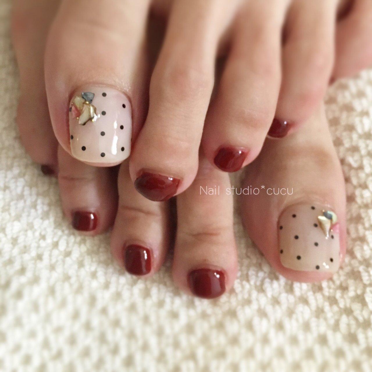 フット シンプル ドット ホワイト ボルドー Nail Studio Cucuのネイルデザイン No ネイルブック