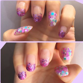 lamé gradation nail ［ラメグラデーションの指］
爪1/4爪先部分にリキュールネイル ベリー（cando）
を塗る。
境目のところをクリアのマニキュアでぼかす。
2度塗りで2度目はぼかしたところは避け爪先のみ塗る。
乾く前にクラッシュホロ（ピンクパープル）を散らす。
先端部分にもう一度リキュールネイルを塗り乾く前にラメ（ピンク）を付けならす。
トップコートを厚めに塗り完成。
［フレークネイルの指］
カラフル丸フレークマニキュアをフレークが適当に
散らばるように爪全体に塗る。
ラメ指と統一感を持たせる為 小さい丸型のピンクホロをプラスしました。
トップコートを塗り半乾きのタイミングで
ユニコーンパウダーを塗り光沢を出させてトップコートを塗り完成。
（写真では分かりづらいですが実際はオーロラのベールがかかっているように光っています）
#ハンド #ミディアム #ラメ #オールシーズン #女子会 #nail #グラデーション #パーティー #ピンク #ユニコーン #デート #かわいい #パープル #リゾート #ホログラム #カラフル #セルフネイル #ライブ #マニキュア #グリッターネイル #ユニコーンパウダー #pink #100均ネイル #purple #セルフ #プチプラ #簡単 #夏 #オールシーズン #リゾート #女子会 #ハンド #グラデーション #ホログラム #ユニコーン #ミディアム #ピンク #パープル #カラフル #マニキュア #セルフネイル #10305 #ネイルブック