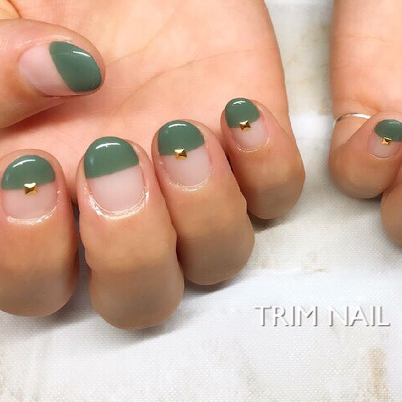 秋 ハンド 変形フレンチ グリーン ジェルネイル Trim Nailのネイルデザイン No ネイルブック