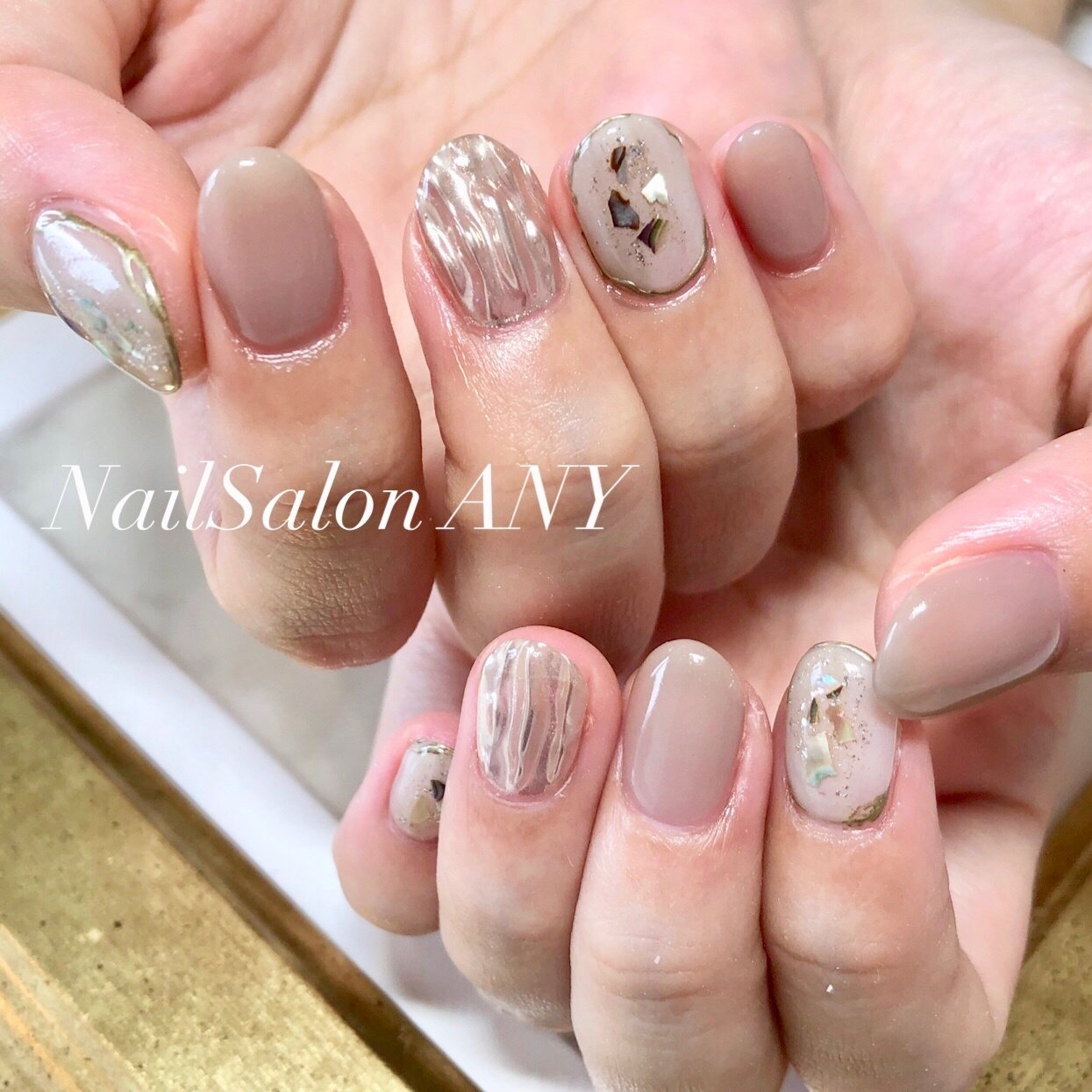 オールシーズン ハンド ミラー グレージュ シルバー Nailsalon Any ネイルサロン エニーのネイルデザイン No ネイルブック