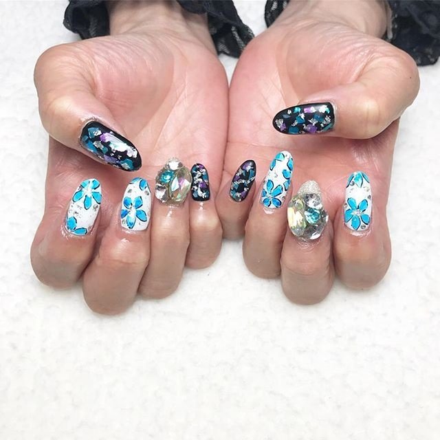 夏 オールシーズン ハンド ビジュー フラワー M Nailのネイルデザイン No ネイルブック