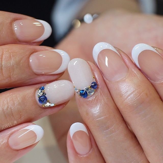 ハンド シンプル フレンチ ワンカラー ビジュー Nailsalon Jewelのネイルデザイン No ネイルブック