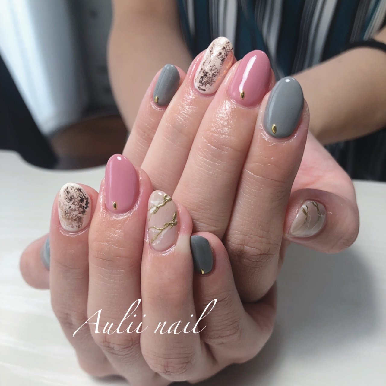 秋 ハンド 大理石 ホイル ベージュ Aulii Nail Sakugawaのネイルデザイン No ネイルブック