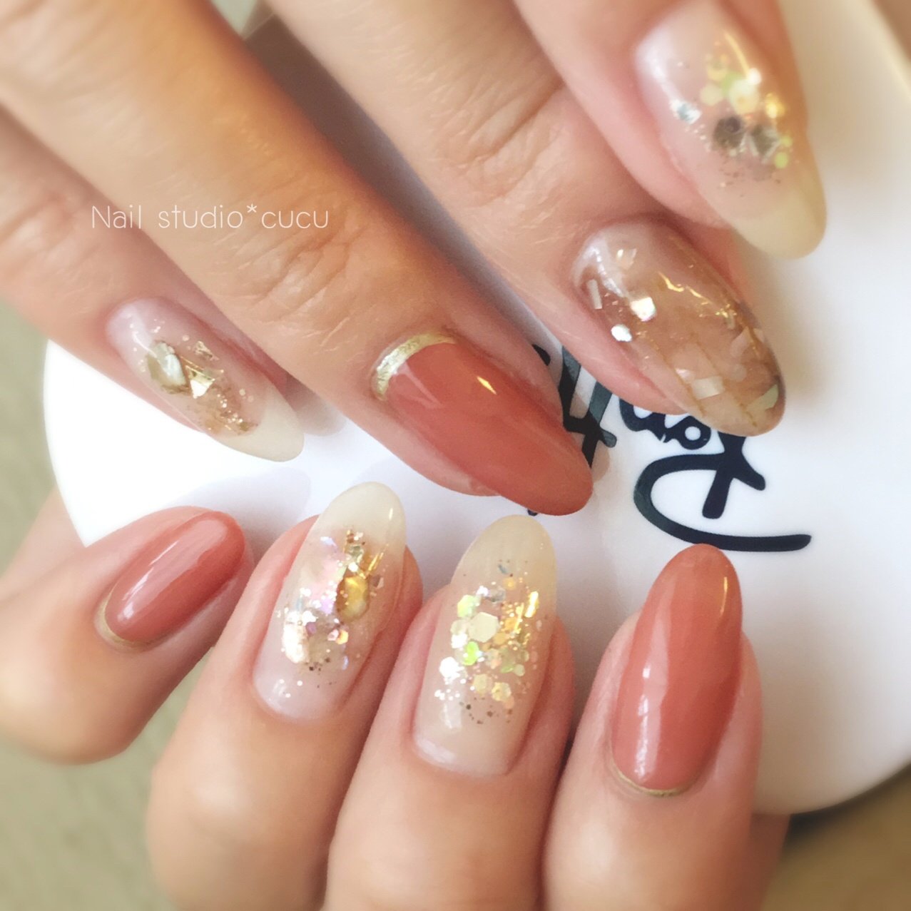 秋 ハンド ホログラム ラメ シェル Nail Studio Cucuのネイルデザイン No ネイルブック