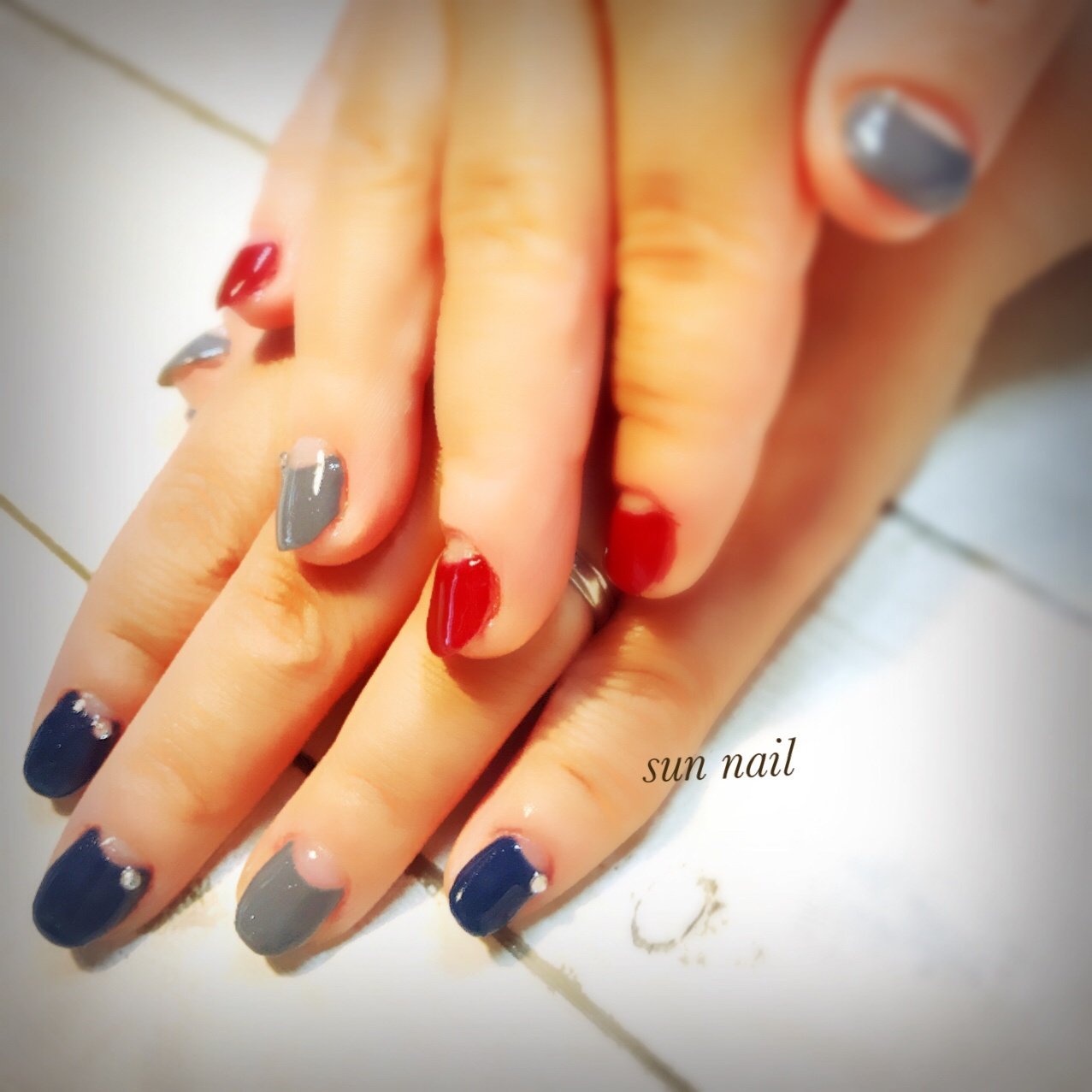 フレンチ レッド ネイビー グレー ジェル Sun Nailのネイルデザイン No ネイルブック