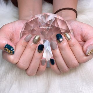#ハンドネイル #ハンドネイルデザイン #ジェルネイル #ジェルネイルデザイン #ジェルネイル﻿﻿ #アートし放題 #ショートネイル #ハーフミラー #ミラーネイル #チェーンネイル #深緑 #グリーンネイル #くすみネイル #大人可愛い #大人可愛いネイル #大人ネイル #リピーター様 #秋 #冬 #デート #女子会 #ハンド #シンプル #ラメ #ワンカラー #チェーン #ミラー #ショート #グリーン #スモーキー #ジェルネイル #お客様 #RIHO♡ #ネイルブック