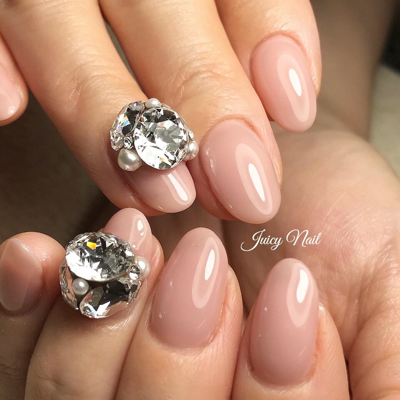 オールシーズン ハンド ビジュー ベージュ ジェル Juicy Nailのネイルデザイン No ネイルブック