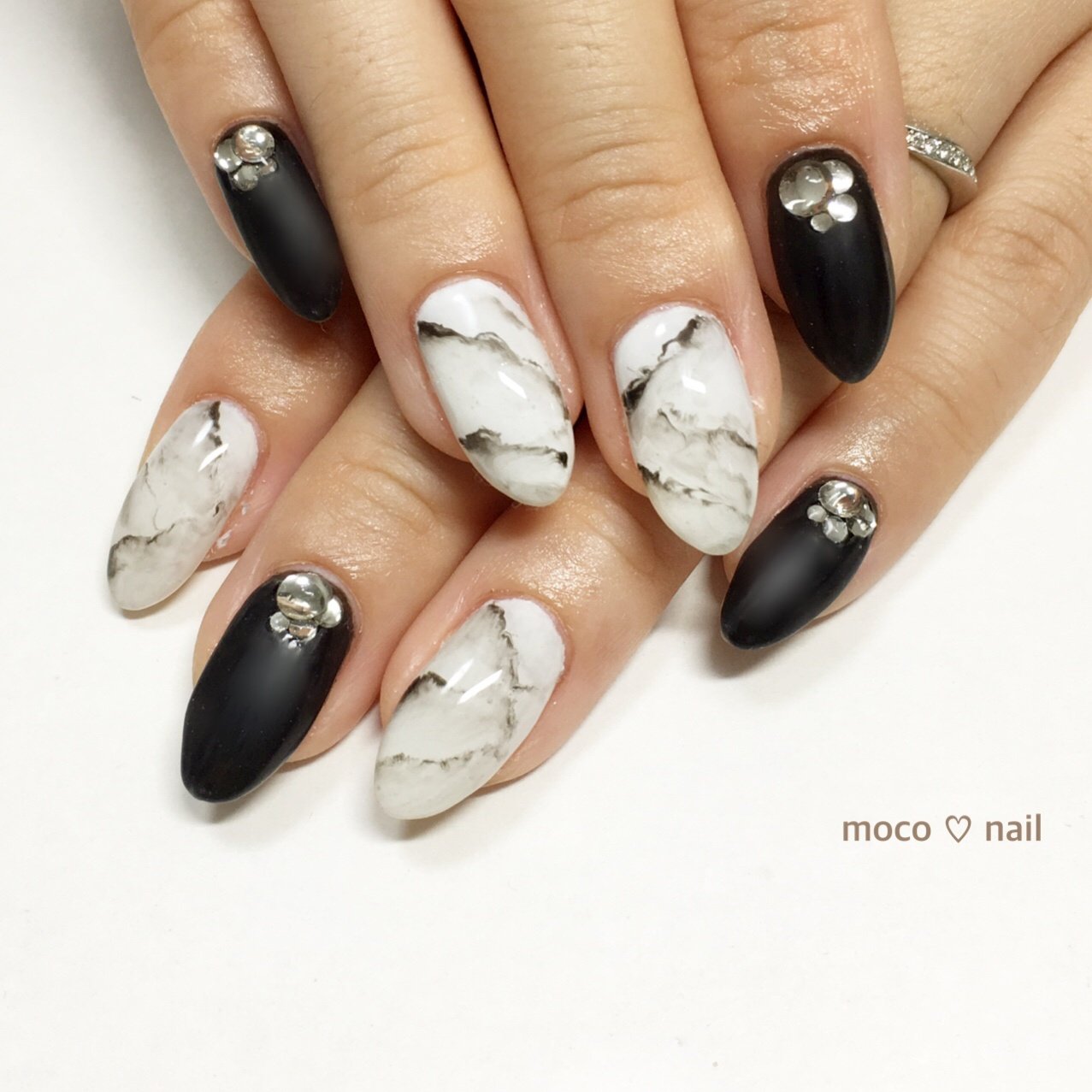 秋 冬 ハンド ワンカラー ビジュー Moco Nailのネイルデザイン No ネイルブック