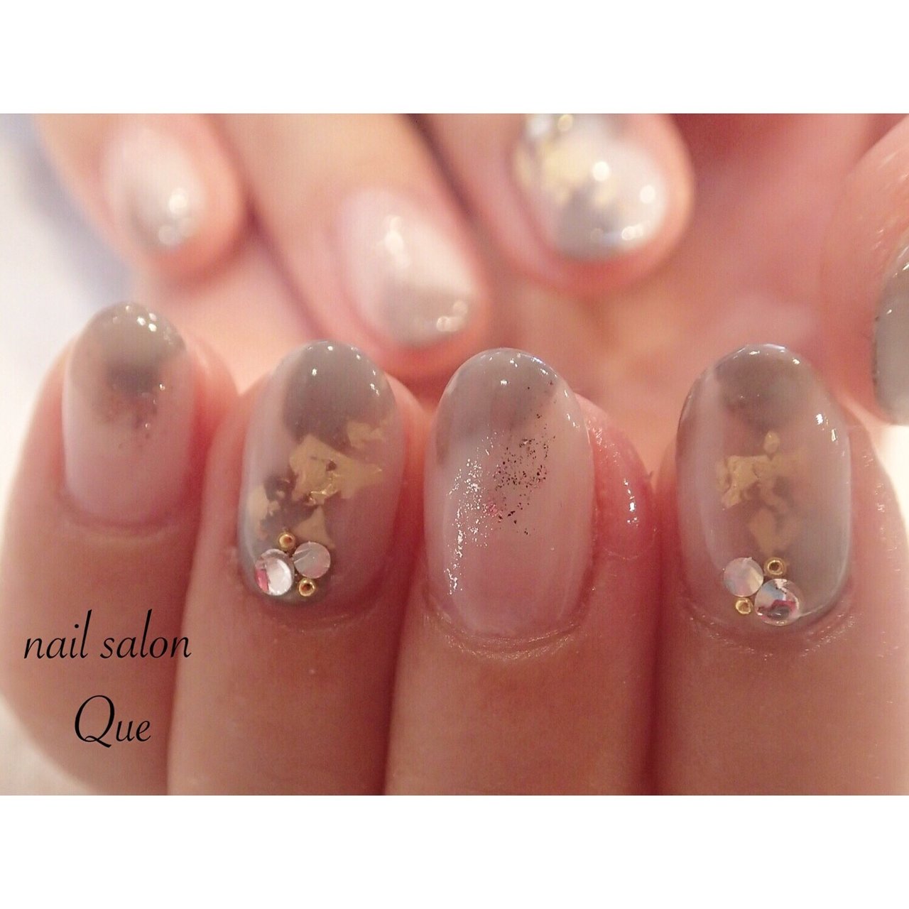 ハンド ホワイト グレージュ シルバー ジェル Nailsalonqueのネイルデザイン No ネイルブック