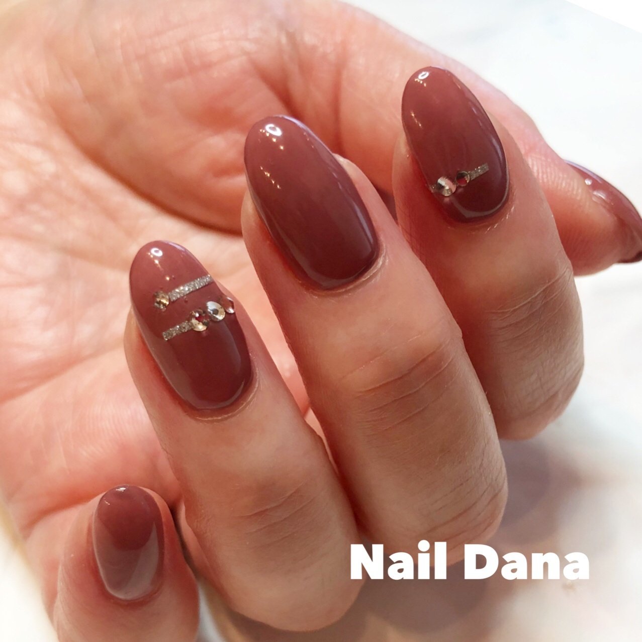 ハンド ラメ ビジュー ボーダー ミディアム Nail Danaのネイル