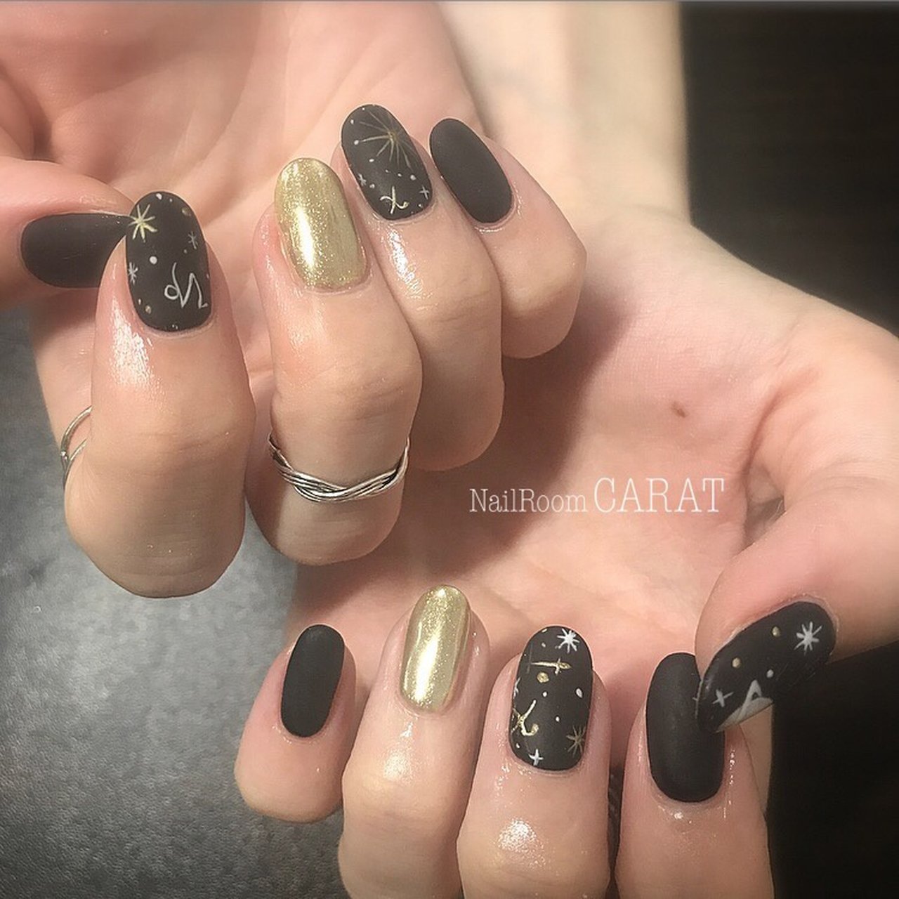 オールシーズン ハンド ブラック ゴールド ジェルネイル Nailroom Caratのネイルデザイン No ネイルブック