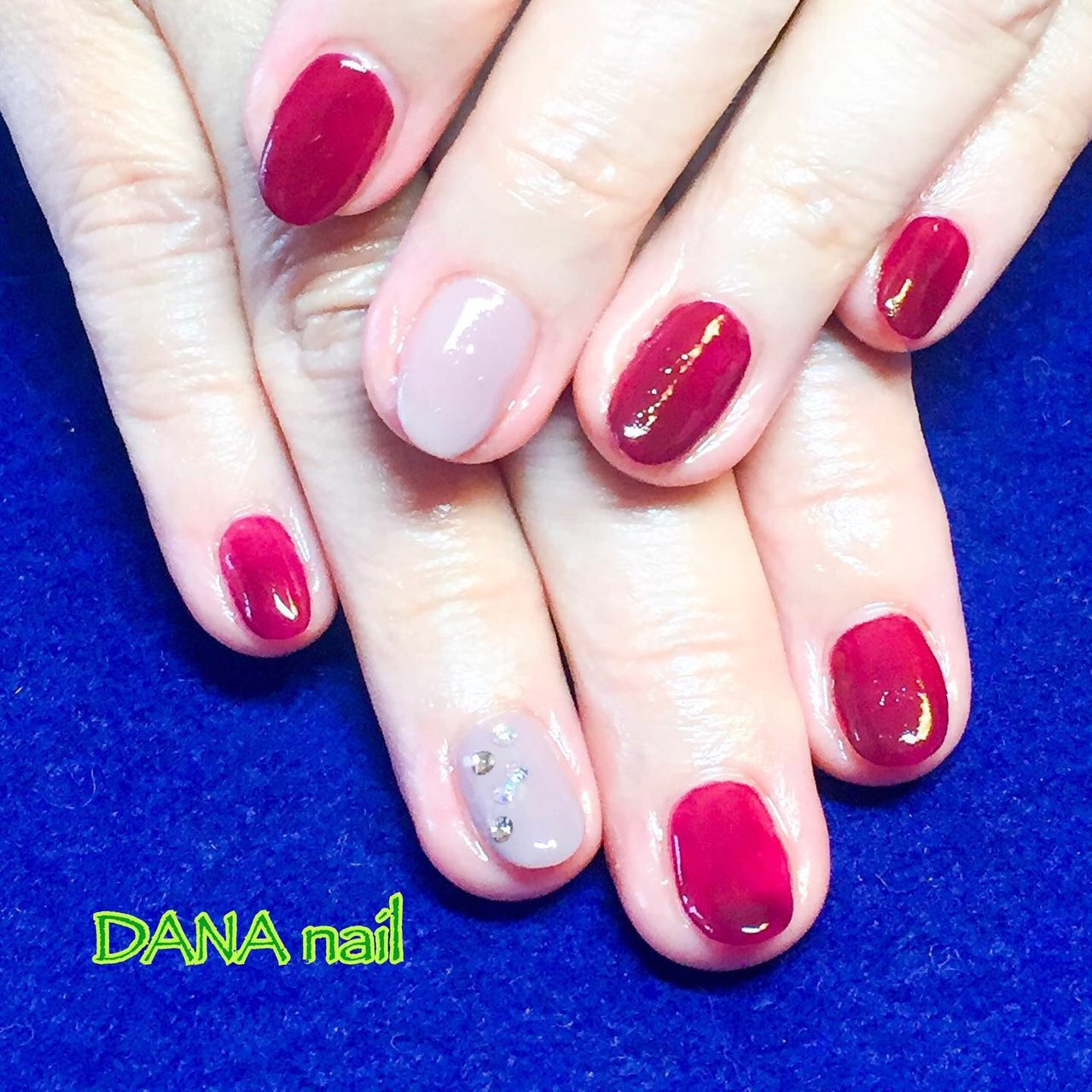 シンプル ワンカラー ビジュー ベージュ レッド 藤原 美奈 Dana Nailのネイルデザイン No ネイルブック